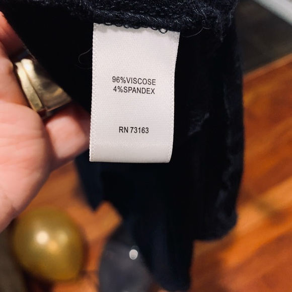 Black flowing top with cut out shoulders - Picture 4 of 7